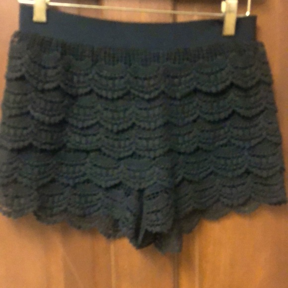 BlueJuice Pants - Black tiered lace shorts